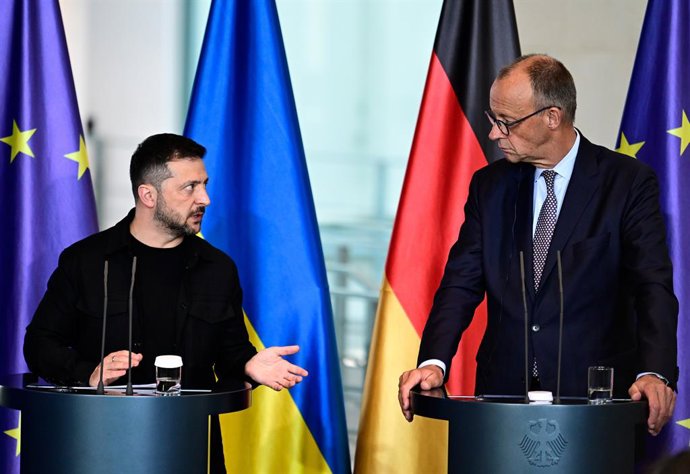 13 August 2025, Berlin: German Chancellor Friedrich Merz (L) speaks with the Ukrainian President Volodymyr Zelensky. Zelensky is taking part in virtual consultations with European heads of state and government in view of the meeting between US President T