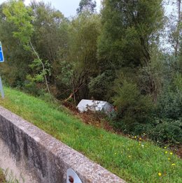 Furgoneta que cayó por un talud en la A-8 en Udías