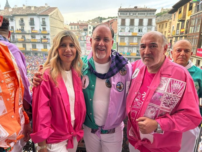 La vicepresidenta del Gobierno de Aragón, Mar Vaquero, con el alcalde de Calatayud, José Manuel Aranda, en el inicio de las fiestas de San Roque.