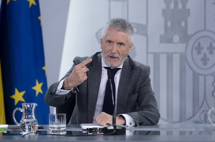 El ministro de Interior, Fernando Grande-Marlaska, durante una rueda de prensa posterior a la reunión del Consejo de Ministros, en el Palacio de La Moncloa, a 8 de julio de 2025, en Madrid (España).