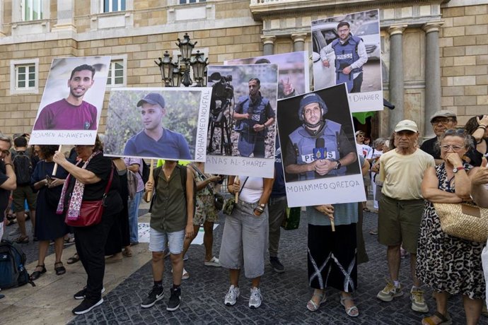Concentración en la plaza Sant Jaume de Barcelona contra el asesinato de periodistas en Gaza