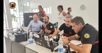 Bomberos tratan de perimetrar el incendio "muy disperso e irregular" de Teresa de Cofrentes