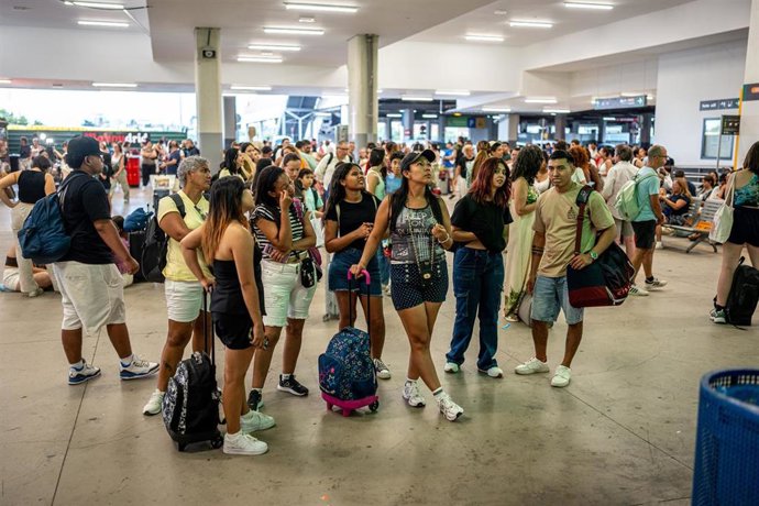 Varias personas esperando, en la Estación de Chamartín Clara Campoamor, a 12 de agosto de 2025, en Madrid (España). 