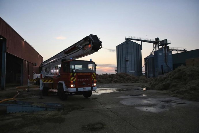 Bomberos trabajan para sofocar el incendio de Calera y Chozas