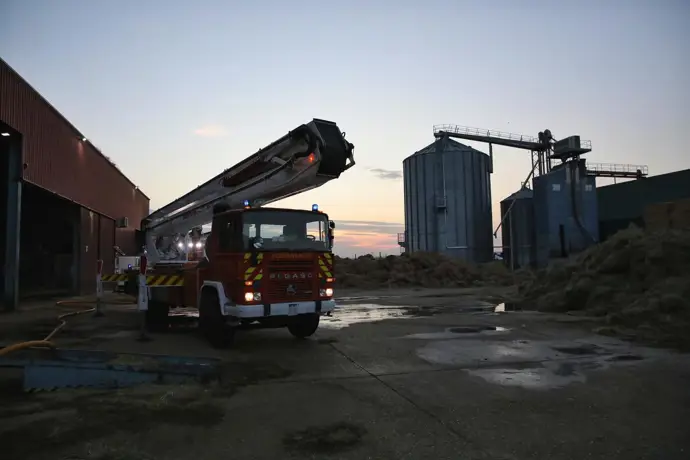 Bomberos trabajan para sofocar el incendio de Calera y Chozas