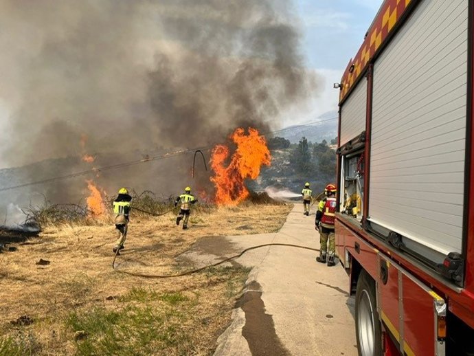 Intervención de los bomberos de la Diputación de Cáceres en Cabezabellosa
