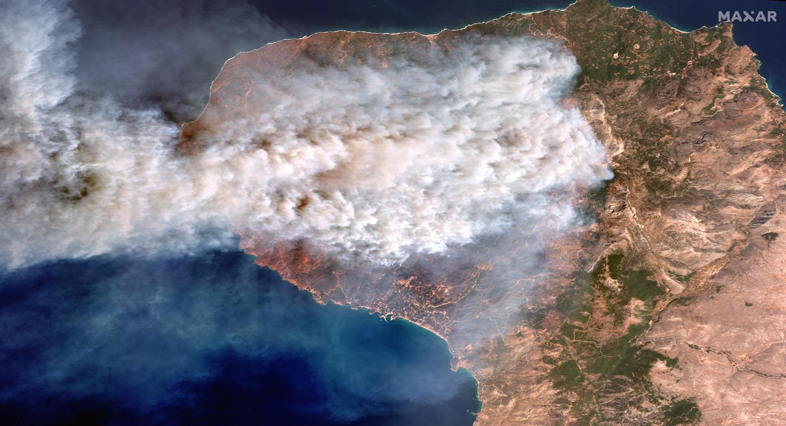 Vista de los incendios forestales en la isla de Quíos, Grecia