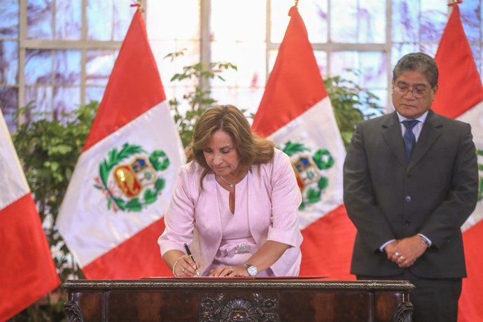 A presidente peruana Dina Boluarte promulga a lei de anistia.