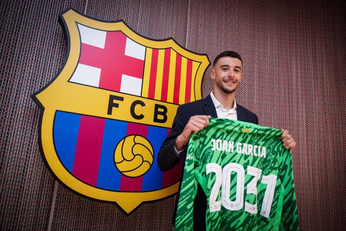 Archivo - El portero Joan Garcia tras firmar su contrato con el FC Barcelona hasta 2031, en las oficinas del club