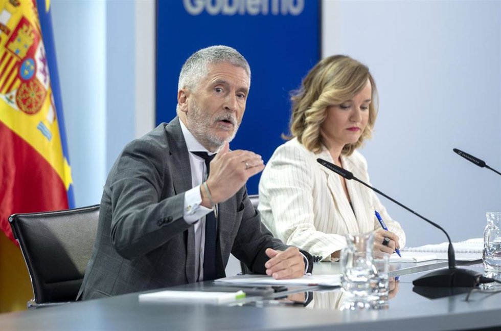 Archivo - El ministro de Interior, Fernando Grande-Marlaska y la ministra Portavoz, Pilar Alegría, durante una rueda de prensa posterior a la reunión del Consejo de Ministros, en el Palacio de La Moncloa, a 8 de julio de 2025, en Madrid (España). El Con