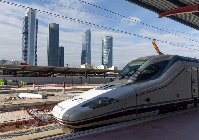 Archivo - Un tren de Renfe en la estación de Chamartín-Clara Campoamor, a 2 de enero de 2025, en Madrid (España). Renfe ha informado en la mañana de hoy que a las 4:40 horas se ha subsanado la avería informática que afectaba a los trenes Talgo Avril desde