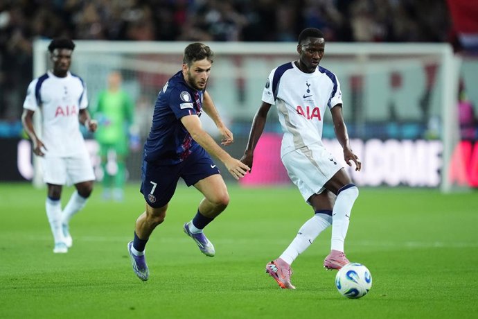 13 August 2025, Italy, Udine: Tottenham Hotspur's Pape Sarr (right) and Paris Saint-Germain's Khvicha Kvaratskhelia battle for the ball during the UEFA Super Cup final between Paris Saint-Germain and Tottenham Hotspur at the Bluenergy Stadium in Udine, It
