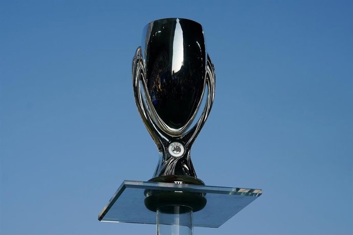 Trofeo final Supercopa entre Paris Saint-Germain y Tottenham Hotspur