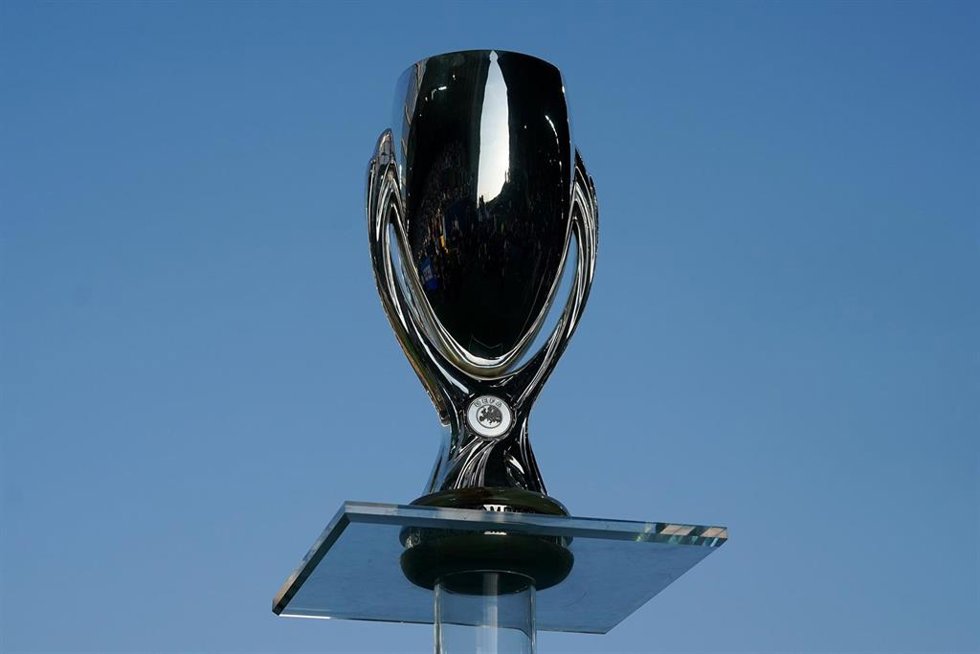 Trofeo final Supercopa entre Paris Saint-Germain y Tottenham Hotspur