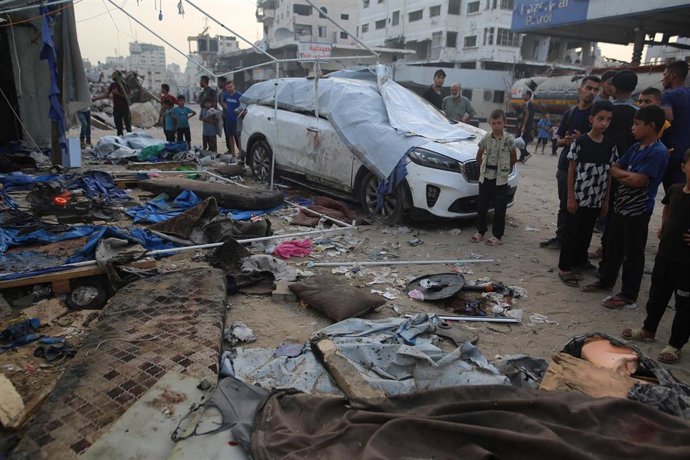 11 August 2025, Palestinian Territories, Gaza City: Palestinians inspect the scene of an Israeli airstrike on a journalists' tent near the Al-Shifa Hospital in Gaza City. 