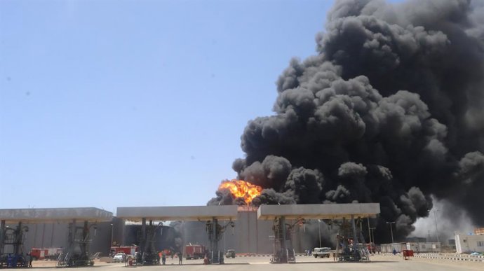 Archivo - PORT SUDAN (SUDAN), May 5, 2025  -- Smoke and fire is seen after a drone attack on a fuel depot in Port Sudan, eastern Sudan, on May 5, 2025. Sudan's paramilitary Rapid Support Forces (RSF) have recently intensified drone attacks on areas contro