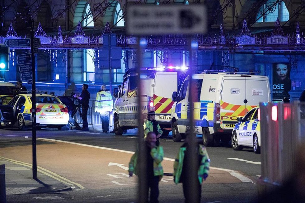 Archivo - Escena del Manchester arena tras el atentado suicida en 2017