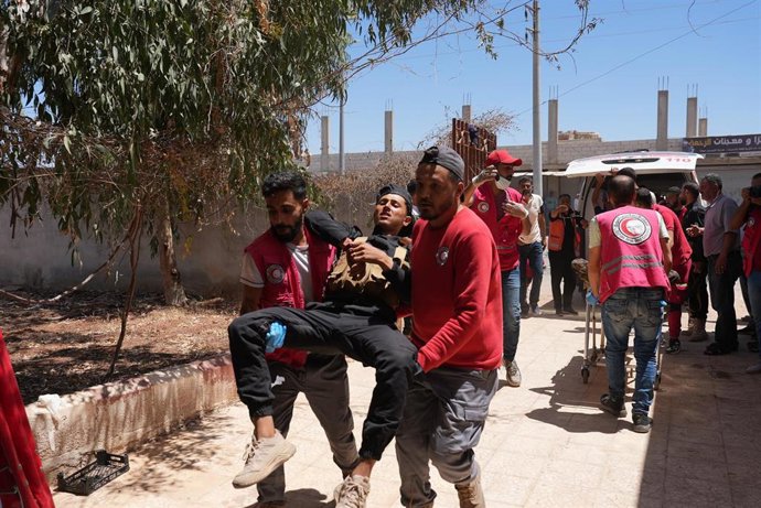 Trasladan a un herido por los combates entre milicias beduinas apoyadas por Damasco y las facciones locales de Sueida, en el suroeste de Siria