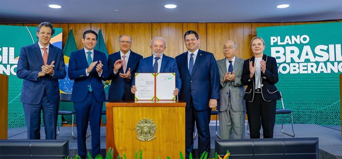 No centro, o presidente brasileiro Luiz Inácio Lula da Silva cercado por alguns de seus ministros.