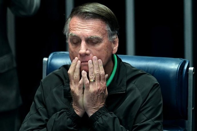 BRASÍLIA, 19 de julho de 2025 -- O ex-presidente brasileiro Jair Bolsonaro reage durante uma sessão especial no Senado brasileiro em Brasília, Brasil, em 17 de julho de 2025. Um juiz do Supremo Tribunal Federal do Brasil decidiu, na sexta-feira, impor res