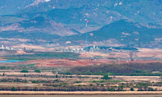 Archivo - April 23, 2025, Paju, South Korea: A North Korean flag flutters in the wind atop a 160-meter tower in the North's Kijong-dong village near the truce village of Panmunjom, seen from Paju, the northern border city of Seoul.
