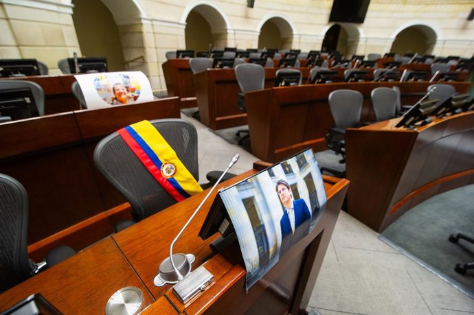 11 de agosto de 2025, Bogotá, Cundinamarca, Colômbia: Fotos e uma faixa com a bandeira de Miguel Uribe Turbay descansam em sua cadeira dentro do Capitólio, enquanto o edifício do Capitólio colombiano é preparado para a chegada de seu caixão para uma câmar