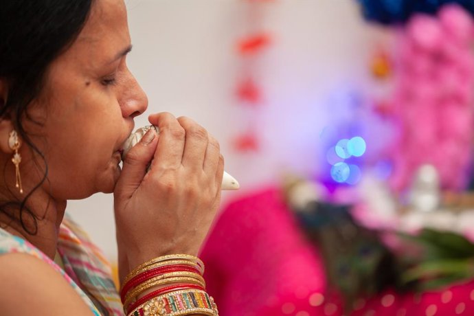 Archivo - Una mujer india durante el festival hindú de "Krishna Janmashtami".