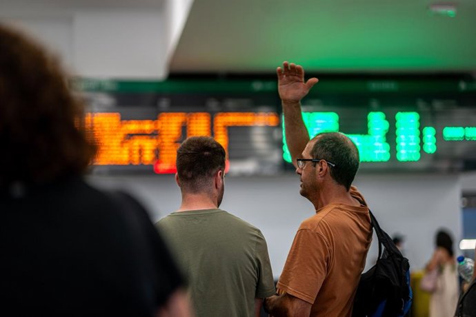 Varias personas esperando, en la Estación de Chamartín Clara Campoamor, a 12 de agosto de 2025, en Madrid (España). Ha sido restablecida la circulación de trenes entre Santiago y Ourense, tras permanecer cortada desde las 13,45 horas por un incendio en la