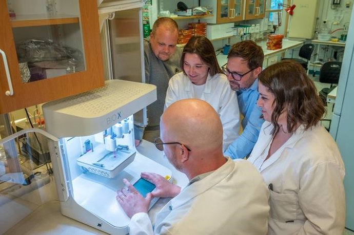 Archivo - Investigadores en campos como la medicina regenerativa y la ciencia de los materiales han colaborado para desarrollar un gel que contiene células vivas que pueden imprimirse en 3D para realizar un trasplante.