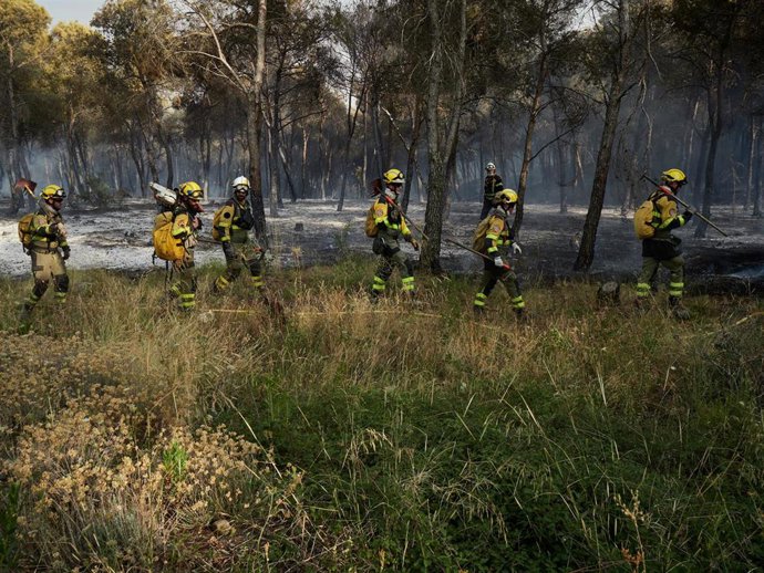 Imagen de archivo de bomberos trabajando en la extinción del incendio en Carcastillo