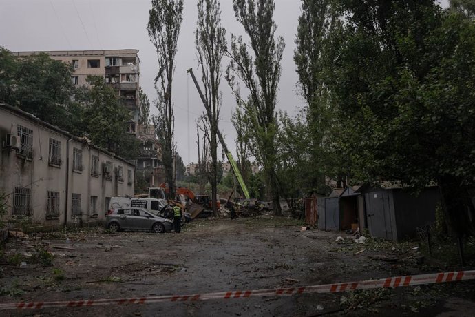 31 de julho de 2025: A destruição após um ataque maciço de mísseis que atingiu Kiev, na Ucrânia, em 31 de julho de 2024. As pessoas ainda estão sob os escombros e várias mortes foram registradas, incluindo uma criança: 1026945811, Licença: Rights-managed,