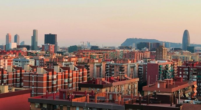 Imagen de Barcelona al amanecer.