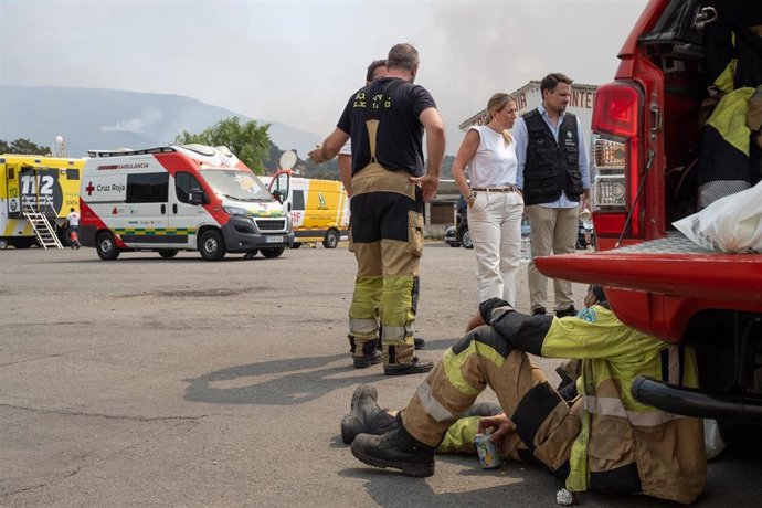 La presidenta de la Junta de Extremadura, María Guardiola, en el puesto de mando avanzado del Infoex desplazado al incendio de Jarilla.
