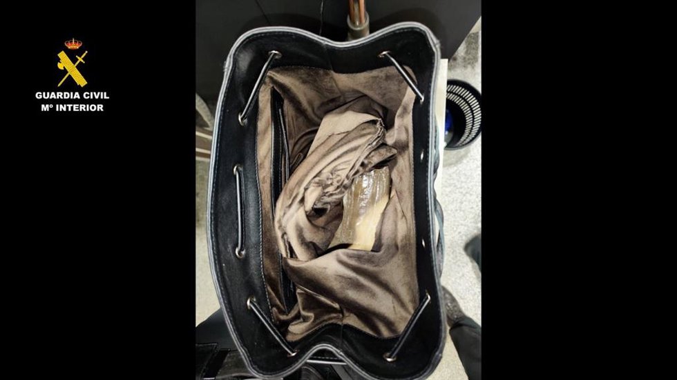 Imagen de la mochila donde el detenido ocultaba los dos paquetes de droga.