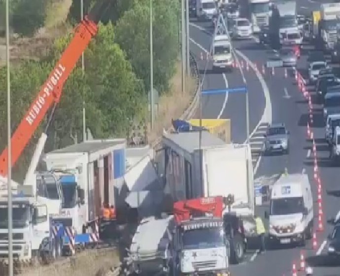 Dos carriles cortados en la A-2 en Castellbisbal (Barcelona) por el choque de dos camiones
