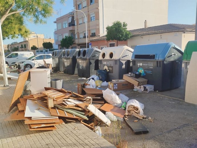 Basura acumulada junto a unos contenedores en Palma.