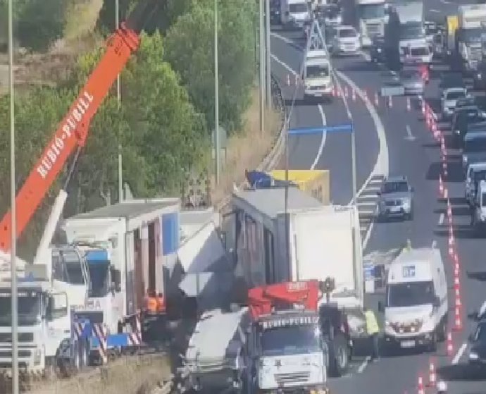 Dos carrils tallats a l'A-2 en Castellbisbal (Barcelona) pel xoc de dos camions
