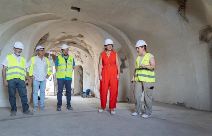 La alcaldesa de Cartagena, Noelia Arroyo, visita los trabajos de rehabilitación de la batería de San Leandro