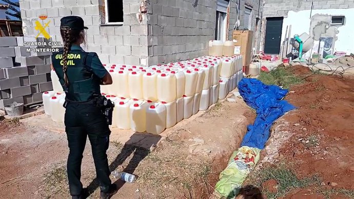Garrafas de gasolina para narcolanchas halladas en una finca en Chiclana de la Frontera (Cádiz)
