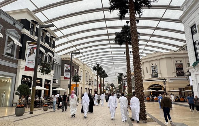 FARWANIYA GOVERNORATE, July 17, 2025  -- People shop and relax inside the Avenues Mall in Farwaniya Governorate, Kuwait, July 16, 2025. The country has developed a range of climate-adaptive public facilities to cope with extreme heat.