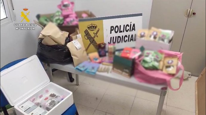 Material intervenido de dos establecimientos 'Grow Shop' de Valverde del Camino y Minas de Riotinto.