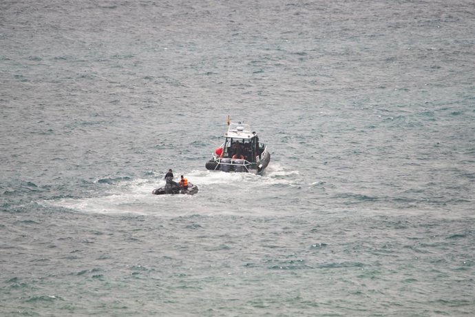 Dos embarcaciones de la guardia civil interceptan a varios migrantes, a 26 de julio de 2025, en Ceuta (España). 