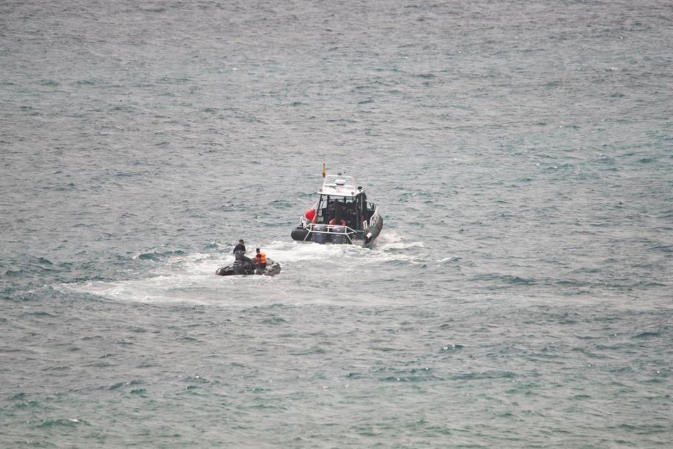 Dos embarcaciones de la guardia civil interceptan a varios migrantes, a 26 de julio de 2025, en Ceuta (España). 