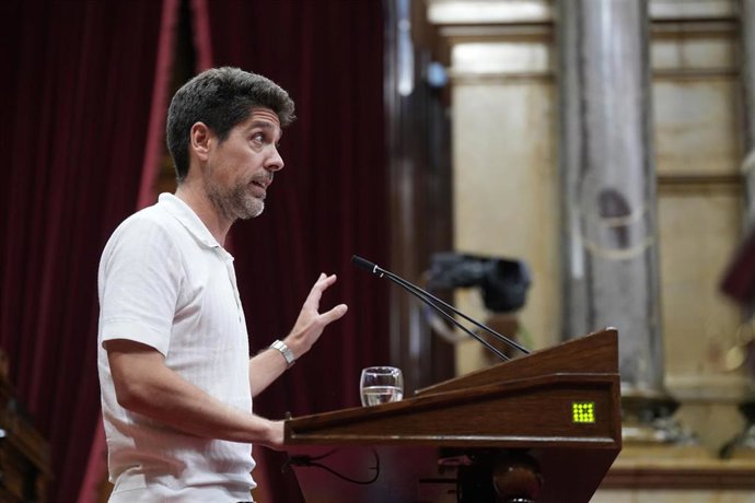 El portavoz de los Comuns en el Parlament, David Cid, interviene en la Cámara catalana tras la comparecencia del presidente de la Generalitat, Salvador Illa, por el caso Cerdán.