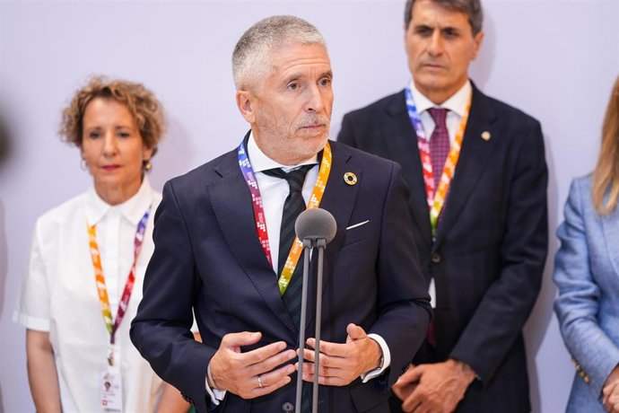 Archivo - El ministro del Interior, Fernando Grande-Marlaska, atiende a los medios de comunicación tras la reunión plenaria del Centro de Coordinación (Cecor) del dispositivo policial que dará seguridad a la celebración de la IV Conferencia Internacional 