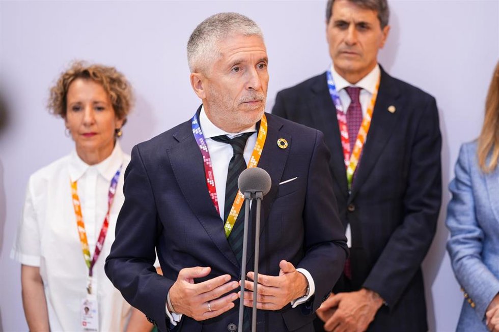 Archivo - El ministro del Interior, Fernando Grande-Marlaska, atiende a los medios de comunicación tras la reunión plenaria del Centro de Coordinación (Cecor) del dispositivo policial que dará seguridad a la celebración de la IV Conferencia Internaciona
