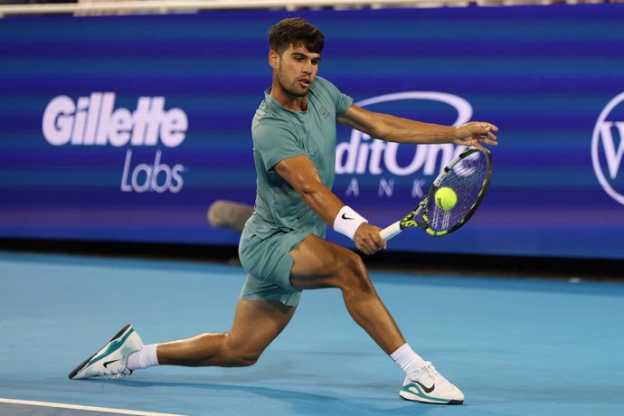 13 August 2025, US, Mason: Spanish tennis player Carlos Alcaraz plays a backhand return against Italy's Luca Nardi during the Men's Singles Fourth Round match on day seven of the Cincinnati Open 2025 at Lindner Family Tennis Center. Photo: Marcin Cholewin