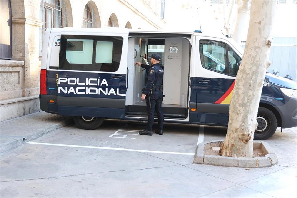 Archivo - Un furgón policial en los juzgados.