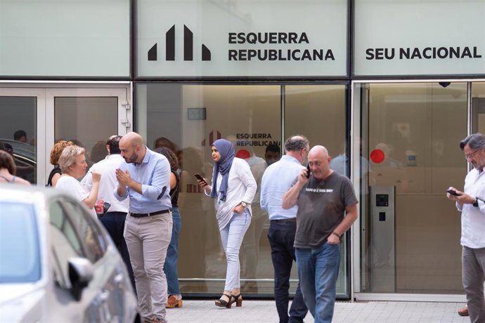Archivo - Varios miembros de ERC durante un descanso de la reunión, en la sede de ERC, a 20 de julio de 2024, en Barcelona.