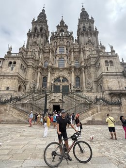 El expresidente de Ecuador Rafael Correa en la Praza do Obradoiro ante la Catedral de Santiago de Compostela.